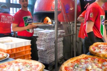 All'interno della Storica Pizzeria Sorbillo nel Cuore di Napoli in Via dei Tribunali