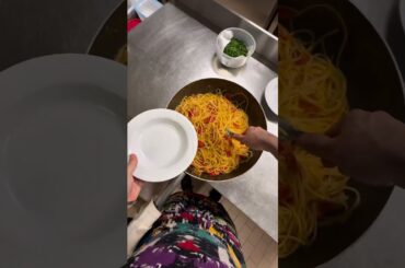 #pov #cooking #howtomakewhitesaucepasta #italianrecipes #howtomakespaghetti #italianfood