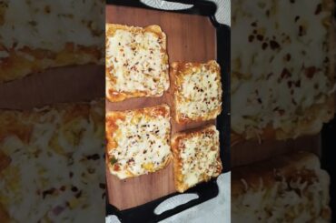 Mini Bread pizza!#ytshorts #shorts #modern recipes