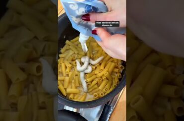 One pot Tuscan Pasta Follow @lainiecooks_ for more easy & healthy one pot recipes