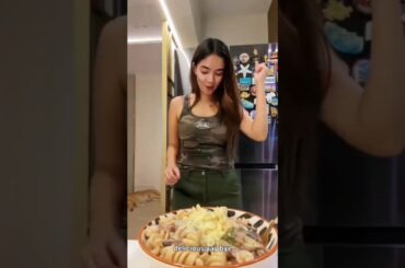 Anushka sen eating italy food #shorts #anushkasen#trending #viral #song