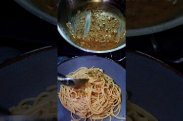 Spaghetti Aglio e Olio #italy #shorts #viral @villagehutlife