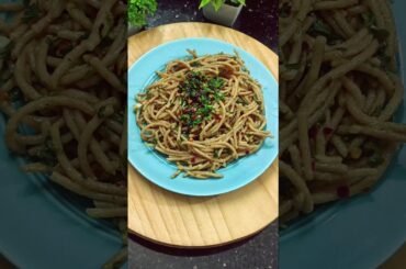 Spaghetti Aglio e Olio a dish so easy #shorts #recipe #aglioeolio #italianfood