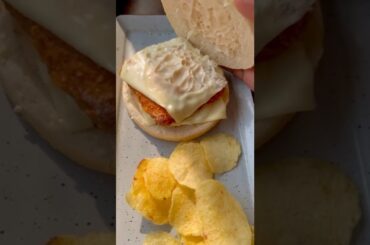 Food challenge:Cheap vs Expensive Burger challenge |#food #streetfood #momos