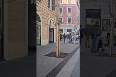 Ang saya ng mga bata nakakita ng Jollibee sa Vatican, Italy #jollibee #vatican #food ##foodie