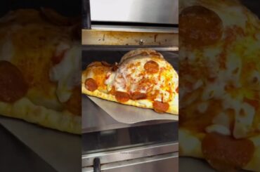 Why do Italians puff up their pizza? #shorts