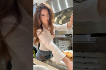 Slicing pizza!! #pizza #pasta #italianfood #dinnertime #calgary