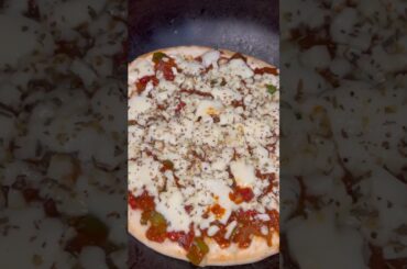 Homemade pizza #pizza #pizzalover #pizzarecipe #puzzatime #indianstreetfood #streetfood