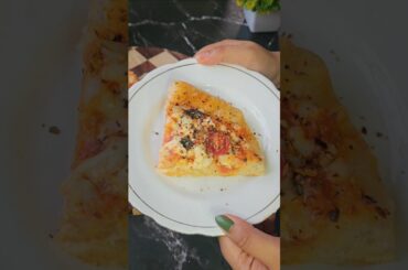 Pizza #viralvideo #shortvideo #pizza #food #foodies #newyear #pizzalover #cooking #pizzakaisebanaye