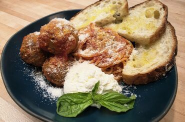 Spaghetti pomodoro with meatballs and ricotta