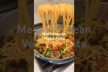 Healthy and Delicious Mediterranean Pasta | Easy family dinners. Recipe found on TheSavoryNook.com