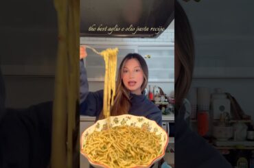 aglio e olio pasta! the yummiest and easier pasta recipe of all time. #aglioeolio #pasta