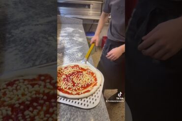 #pizza #pizzalover #food #foryou #chef #pizzatime #shakyshaky #foodie #italy