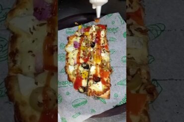 khud kai liye banaya pizza #trending #deliciouspizza #pizzalover #pizza #cloudkitchen #paneerpizza