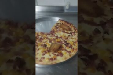 Alguém já viu pizza de peixe-espada? 🤣👌