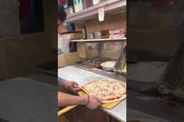 🍕💯 What's better than a classic New York slice!! #nycfood #pizza #bestfood