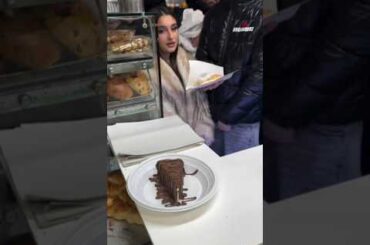 Cute Couple On shop 😍 #trending #trendingshorts #shortfeed #food #foodie #italy #youtubeshorts #cake