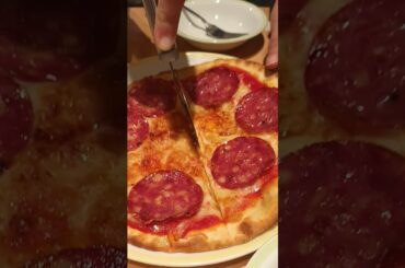 salami pizza #italianfood #italiancuisine #saizeriya #pizzatime #famousshorts