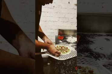 pesto pizza #pizza #itspizzatime #pizzalover #pizzapie #italiancuisine #italianrestaurant