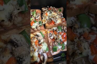 Bread Pizza 🤤 #foodlover #youtubeshorts #trending #trendingvlog #recipes #cooking #1mviewers #foryou