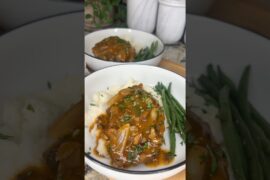 Pork chops with mushroom gravy 🍄‍🟫🌿