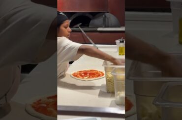 Sourdough Pizza at Si Nonna’s!!🍕 #pizza #food #youtubeshorts #authentic #italy #foodie #cravings