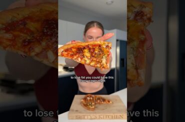 The pizza I eat when losing fat… 540 calories and 50g of protein 🍕🤯 ⤵️