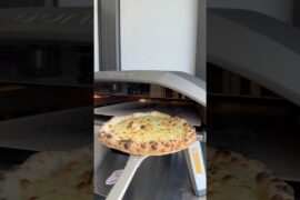 A quick bake in the Ooni Koda 2 Pro. 👌🏻 #shorts #pizza