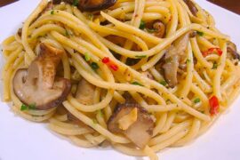 Something light and easy to prepare for lunch today, Mushroom Aglio e Olio 🤤❤️ my hubby loves cream based pasta, I love tomato based, but we have a common shared love for aglio olio 💗😋