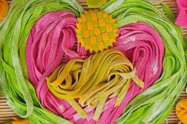 Carnival is approaching 🎊 I made tagliatelle with semolina and type 0 flour, warm water in which I dissolved gel food coloring, salt, and a lot of work! Surrounding them are ravioli filled with boiled potatoes, sautéed onion and mint 😋