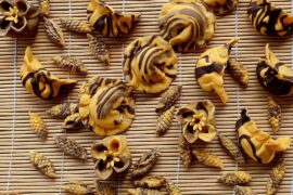 Turmeric and cocoa ravioli stuffed with red onion, beans, and zucchini 🌿🌱