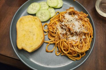 Spaghetti with meat sauce, garlic bread, and sliced cucumber!🤤