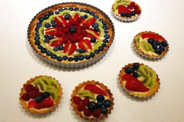 Crostata and Crostatine with fresh fruit and crema pasticcera (italian custard)