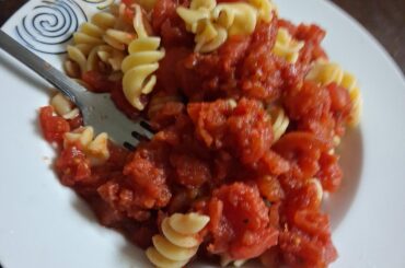 Simple pasta and tomato sauce.