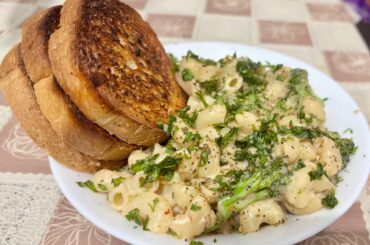 Confit garlic macaroni with Alfredo sauce, sautéed mushroom, broccoli with some garlic bread