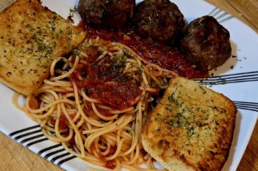 Spaghetti and Meatballs with Garlic Bread