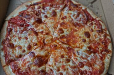 cheese and tomato pizza