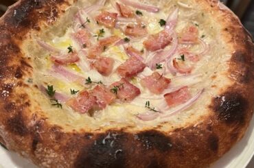 White Pizza with pancetta and shallots in Homeoven