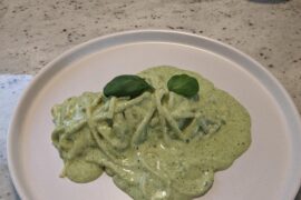 Lingue al pesto de pistacho con burrata