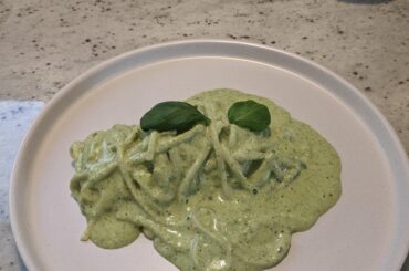 Lingue al pesto de pistacho con burrata