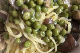 Spaghetti with mushrooms and peas!