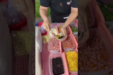 Comida de rua - macarrão ao vivo