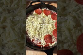 day 2 of 7 days of game day recipes! Cheesy Pesto Pepperoni Pizza Dip 💕