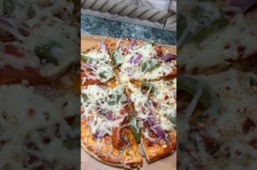 Bina oven veg pizza | tawa pizza recipeb| easy pizza at home #kumaripritikitchen #shorts