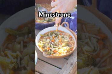 Minestrone con spaghetti spezzati