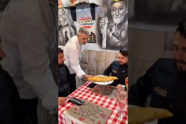 🍕🔥 How to eat fried pizza in Naples!! #bestfood #pizza #italianfood