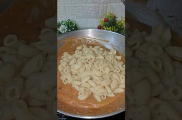 Kya apne kabhi white sauce pasta desi style me try kiya hai #youtube #youtubeshorts #trending #pasta