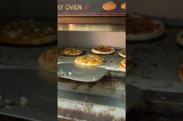 Kya bech payge hum jala hua pizza ?? #evenbetter #minivlog #cafeindelhi #food