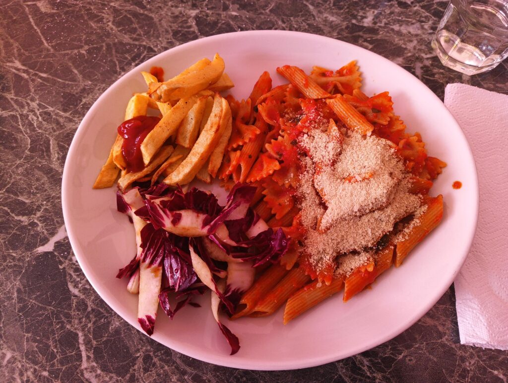 Piatto tris che si può mangiare in qualche self service ma che ho voluto fare a casa con ingredienti migliori.