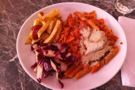 Piatto tris che si può mangiare in qualche self service ma che ho voluto fare a casa con ingredienti migliori.